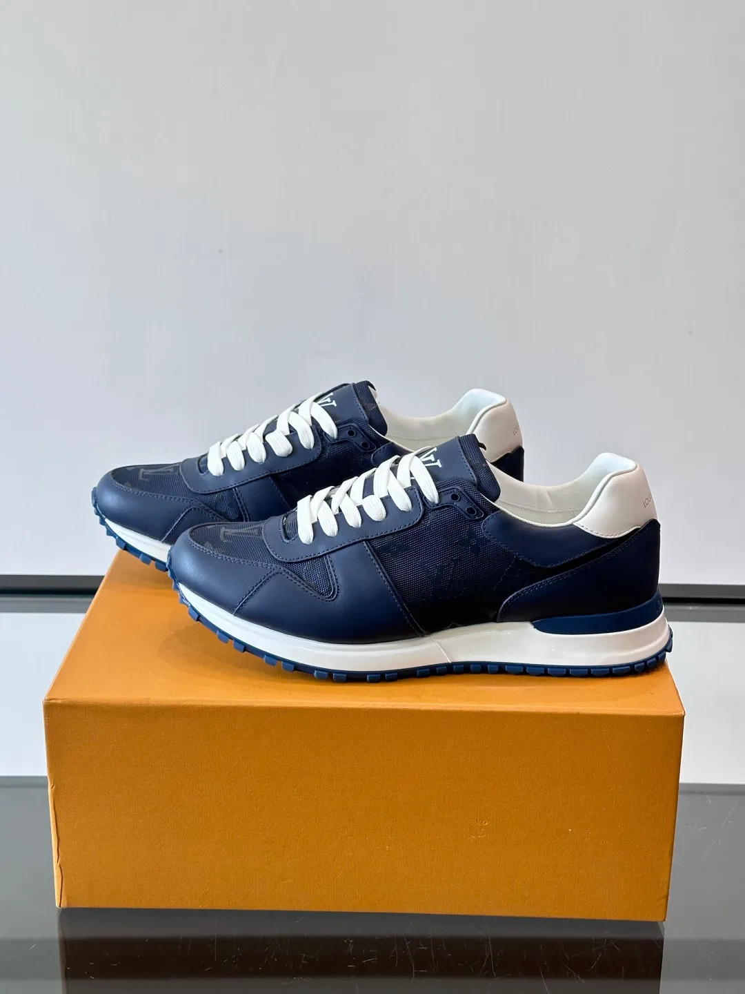 p520《＊OUIS＊UOTTO＊》Run Away men's sports shoes, first-layer cowhide + Monogram embossing, delicate texture and durable. The soles are made of foam + rubber, are light and elastic, and are comfortable to wear for a long time without tiring your feet. The tongue is long and stiff, so it is recommended to wear thick socks to improve the foot feel. The overall design is simple and versatile, and can be easily worn with jeans, casual pants, and suits. It is OK for commuting, shopping, and light exercise! The LV logo on the side of the shoe is very recognizable, and it is full of low-key luxury. It is a high-end sports shoe that is both business casual and trendy👟! size: 38-44 (45 46 customized)